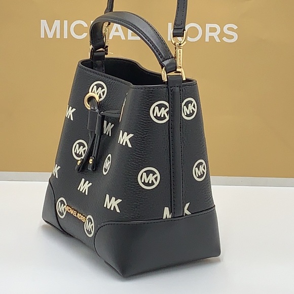 MICHAEL KORS
Mercer Small Logo Embossed Leather Bucket Bag
COLOR BLACK - Picture 5 of 16